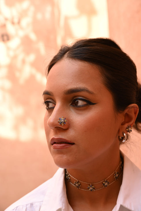 SILVER FLOWER NOSE PIN