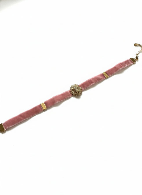 ROMANTIC LION CHOKER