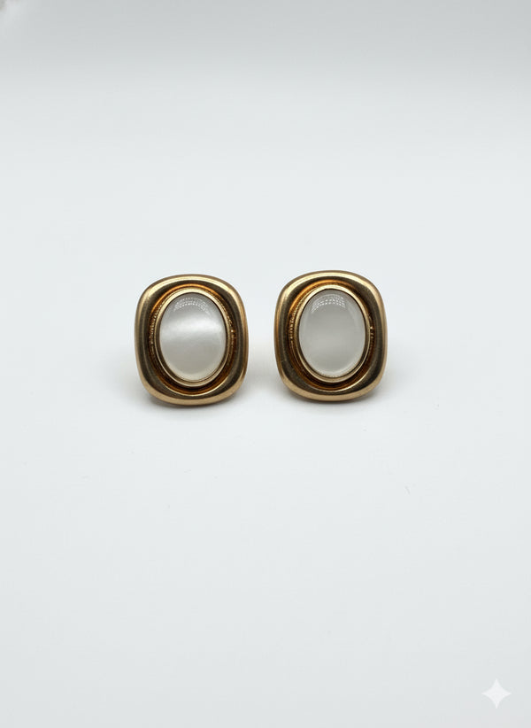VINTAGE MOONSTONE EARRING