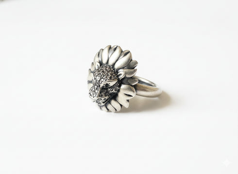 MATTE SILVER LION RING