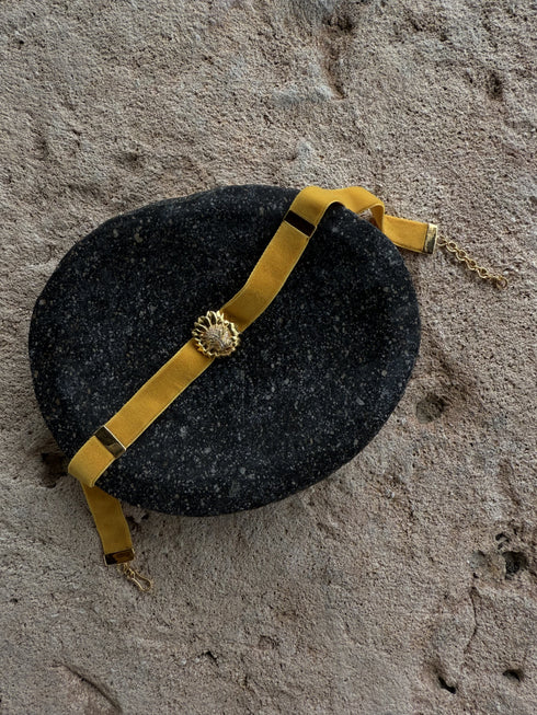 MUSTARD LION VELVET CHOKER